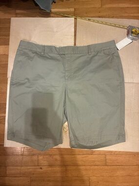 Women’s Dockers Sage Green Flat Front Chino Shorts